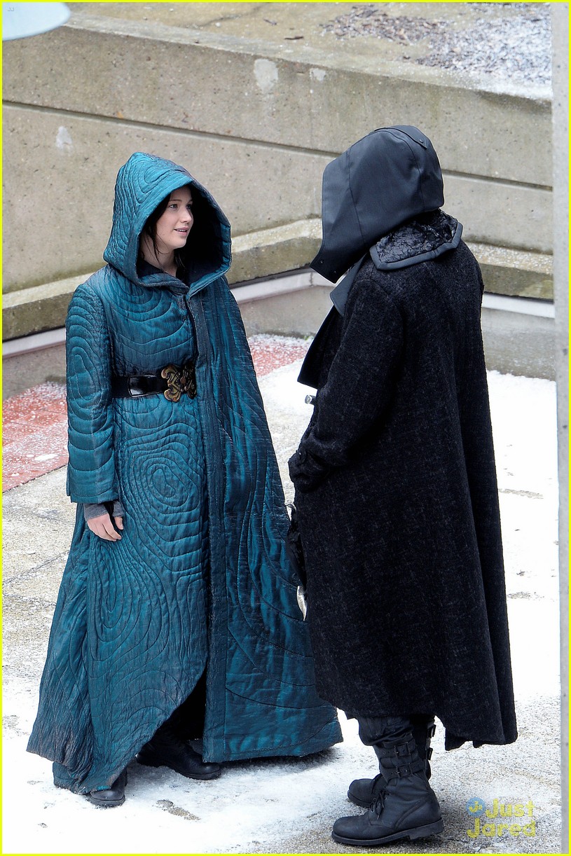 Liam Hemsworth & Jennifer Lawrence Wear Robes on 'Mockingjay Part 2' Set