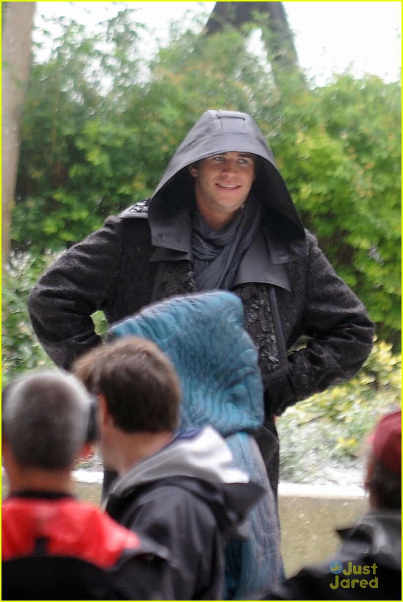 Liam Hemsworth & Jennifer Lawrence Wear Robes on 'Mockingjay Part 2' Set