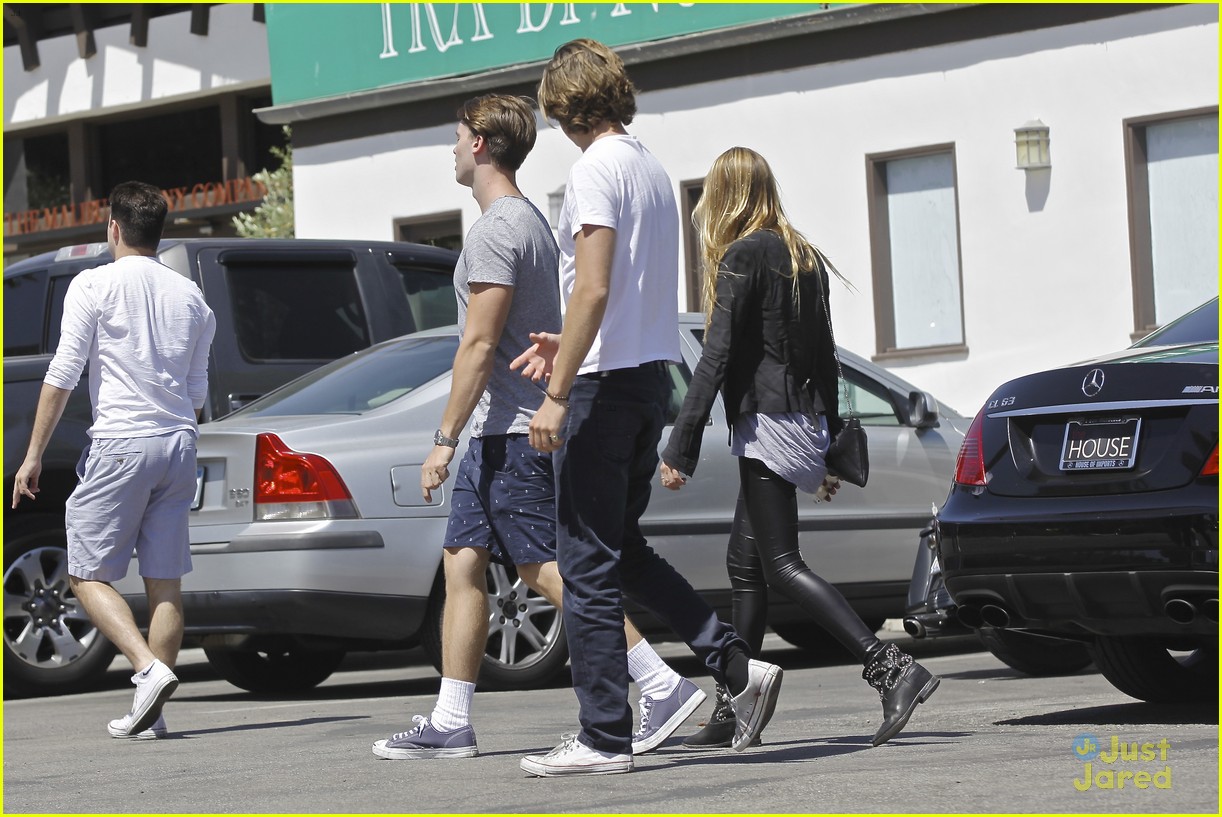 Patrick Schwarzenegger & Girlfriend Tootsie Burns Grab Lunch in Malibu!