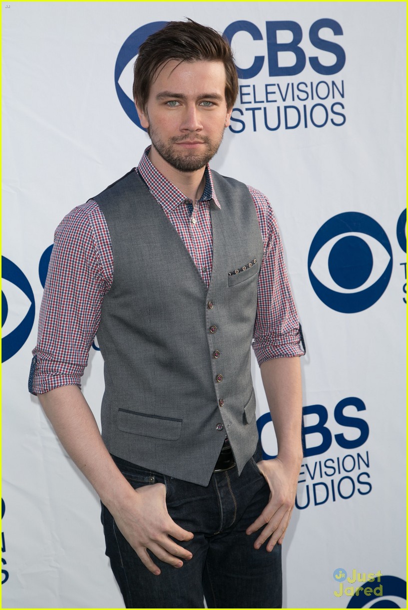 Adelaide Kane & Torrance Coombs 'Reign' Supreme at CBS Summer Soiree!