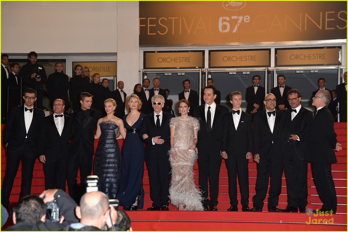 Robert Pattinson Braves the Rain for 'Maps to the Stars' Premiere in Cannes!