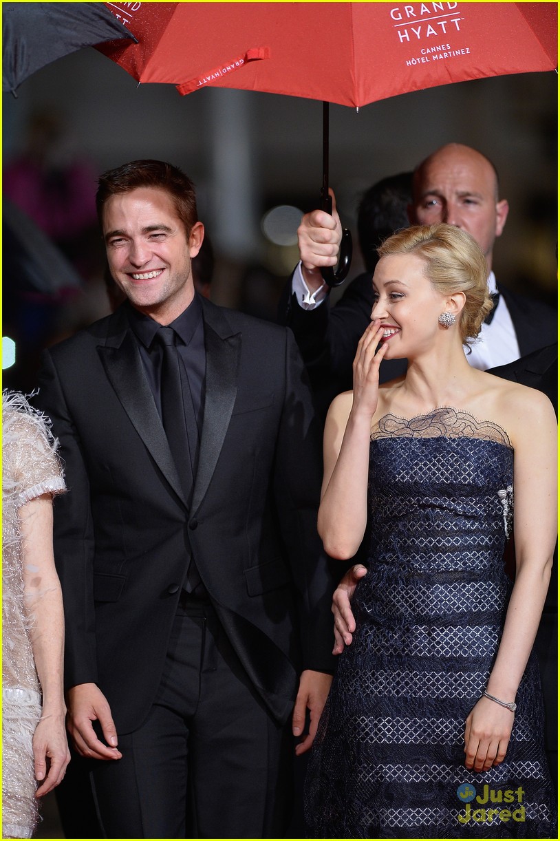 Robert Pattinson Braves the Rain for 'Maps to the Stars' Premiere in Cannes!