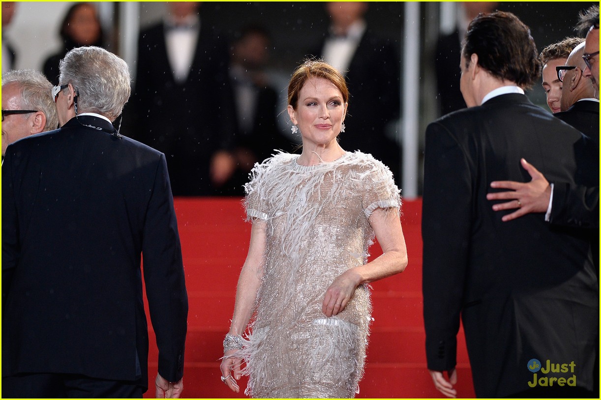 Robert Pattinson Braves the Rain for 'Maps to the Stars' Premiere in Cannes!