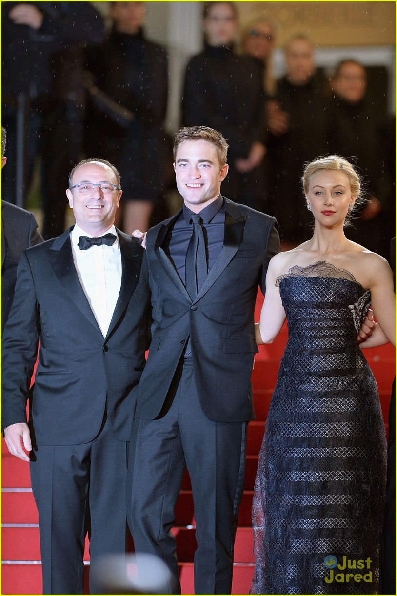 Robert Pattinson Braves the Rain for 'Maps to the Stars' Premiere in Cannes!