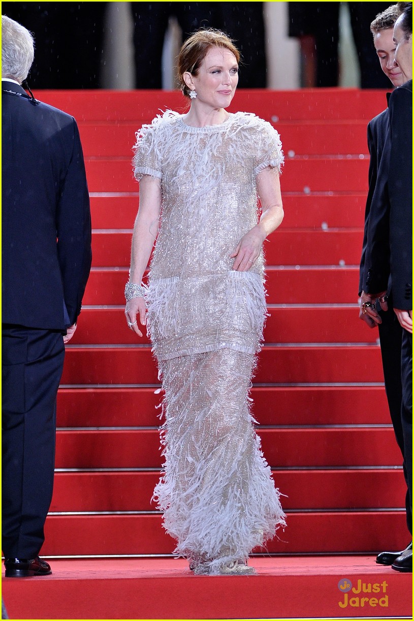 Robert Pattinson Braves the Rain for 'Maps to the Stars' Premiere in Cannes!