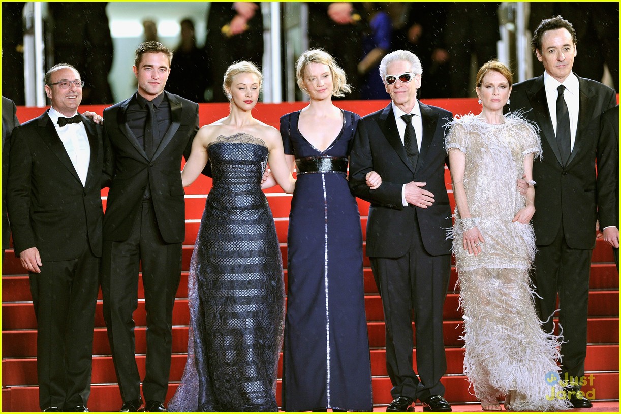 Robert Pattinson Braves the Rain for 'Maps to the Stars' Premiere in Cannes!