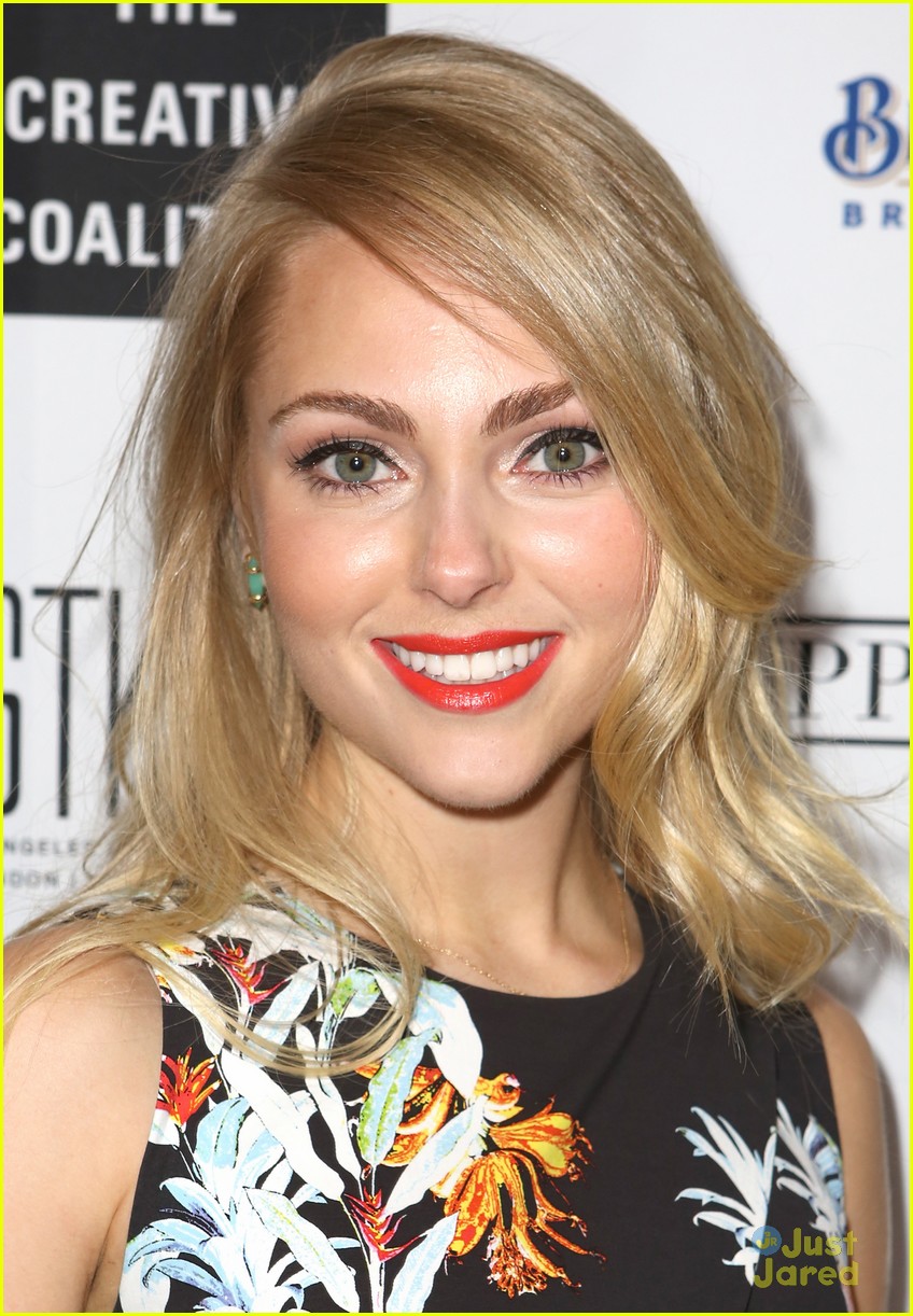 AnnaSophia Robb & Mae Whitman Celebrate Art in Stunning Spring Dresses!