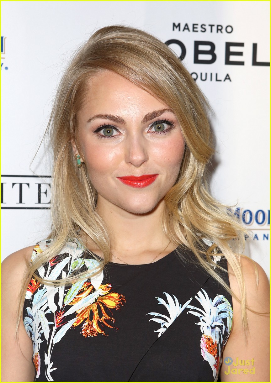 AnnaSophia Robb & Mae Whitman Celebrate Art in Stunning Spring Dresses!