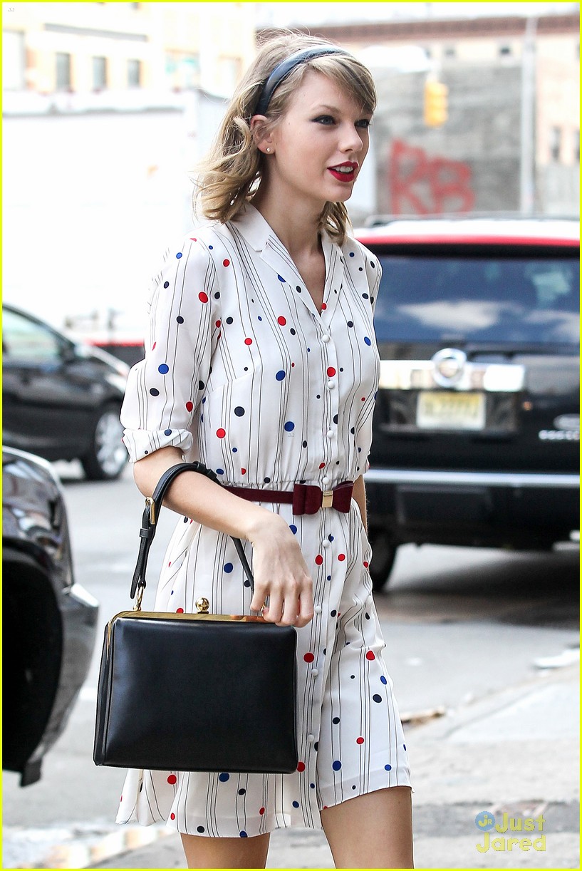 Hailee Steinfeld on Taylor Swift: 'She's An Inspiration To Me'
