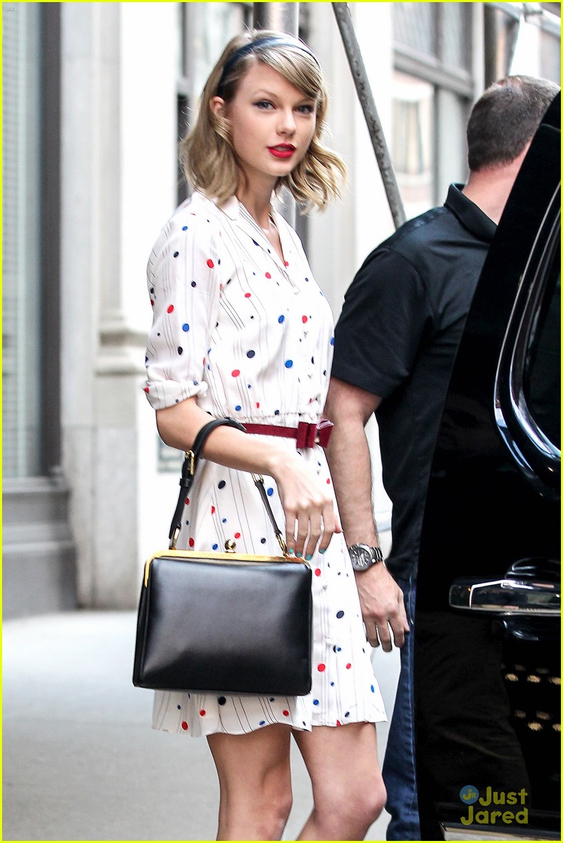 Hailee Steinfeld on Taylor Swift: 'She's An Inspiration To Me'