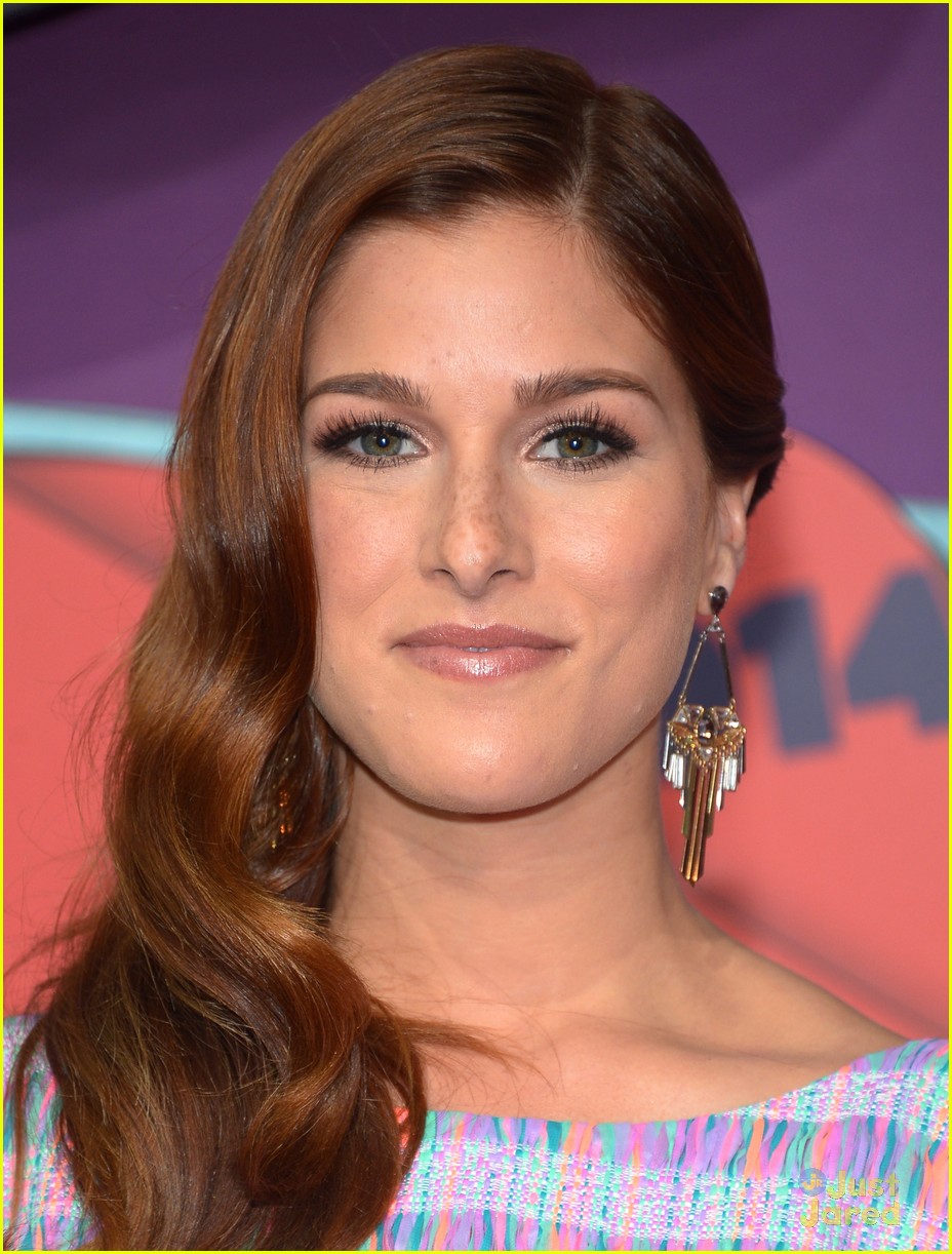 Cassadee Pope & Kellie Pickler Give Us a Splash of Color at CMT Music Awards 2014!
