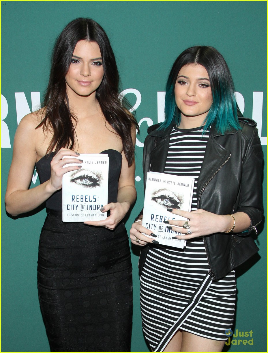 Kendall & Kylie Jenner Prank Each Other in MuchMusic Video Awards Promo!
