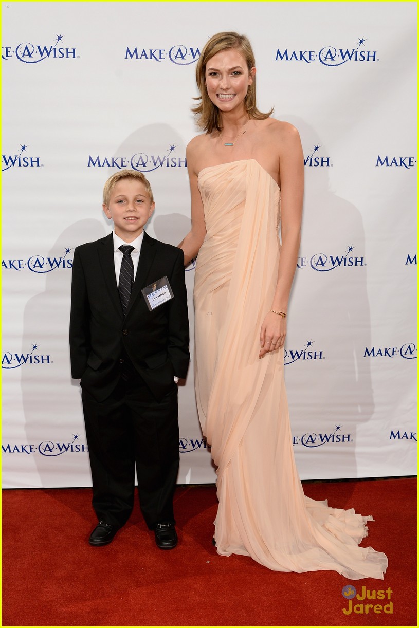 Karlie Kloss Greets Wish Kids with a Smile at the Make-A-Wish Gala