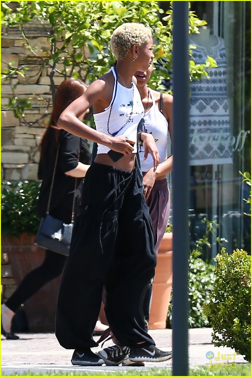 Kylie Jenner Runs into Jaden & Willow Smith at Calabasas Commons!