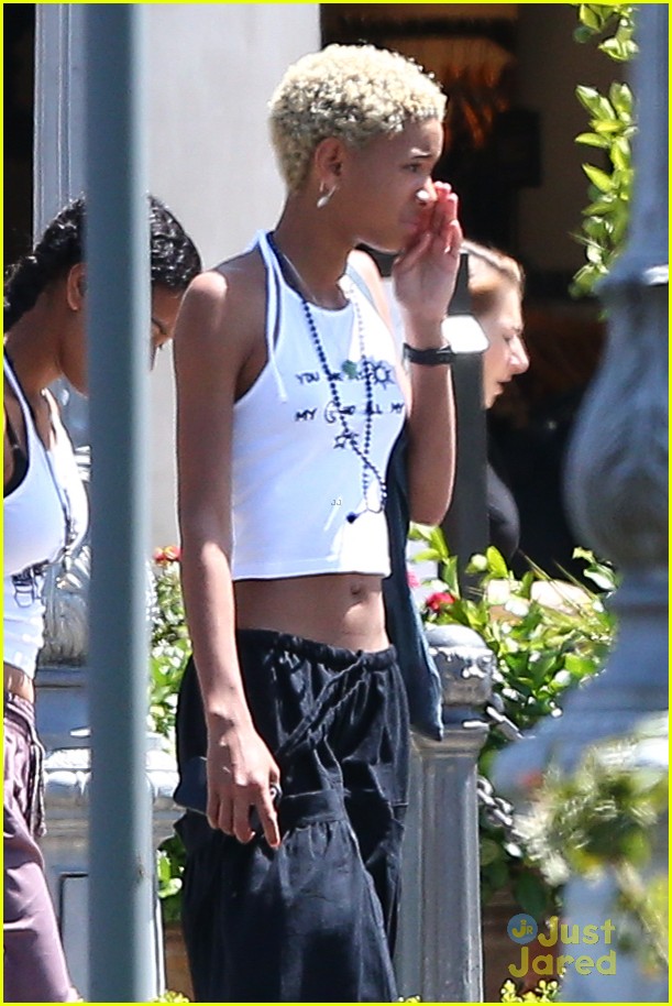 Kylie Jenner Runs into Jaden & Willow Smith at Calabasas Commons!