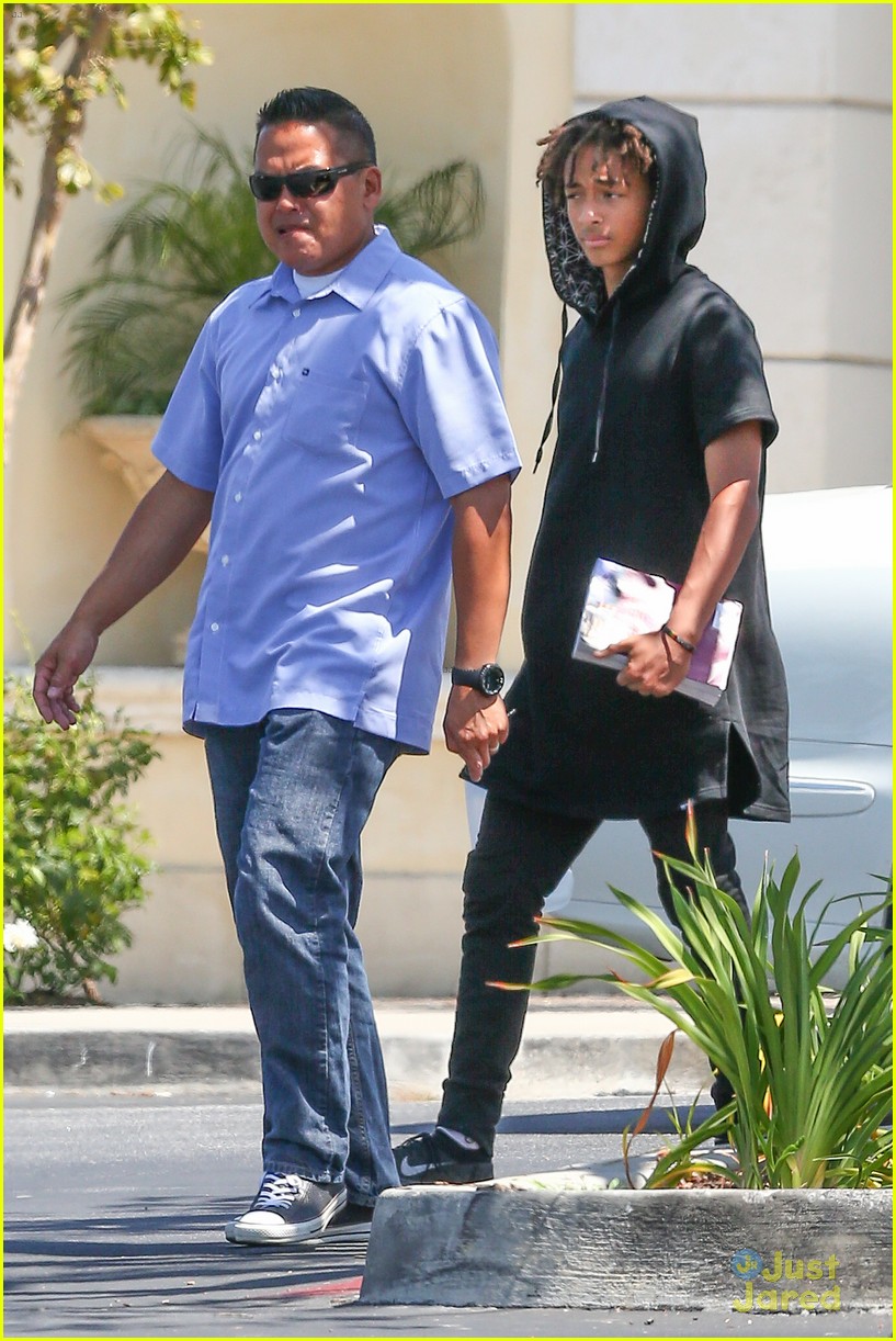 Kylie Jenner Runs into Jaden & Willow Smith at Calabasas Commons!