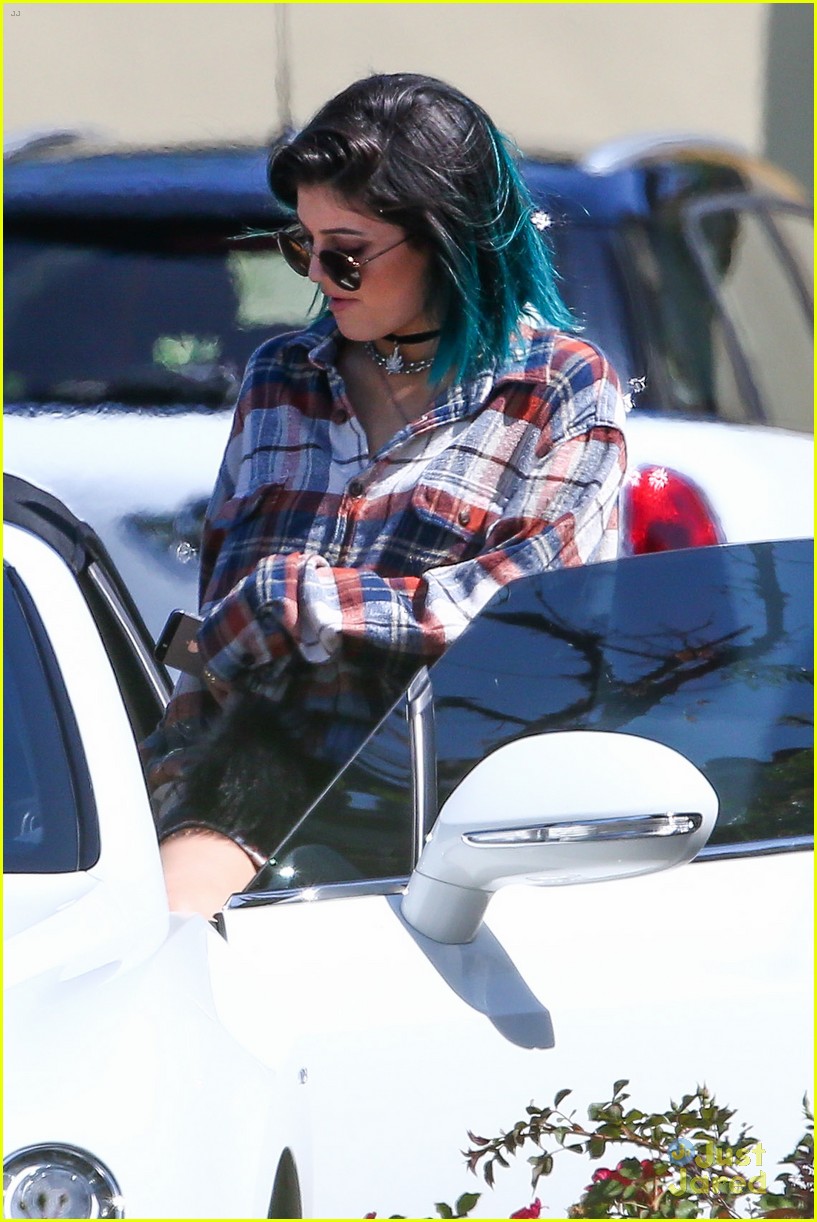 Kylie Jenner Runs into Jaden & Willow Smith at Calabasas Commons!