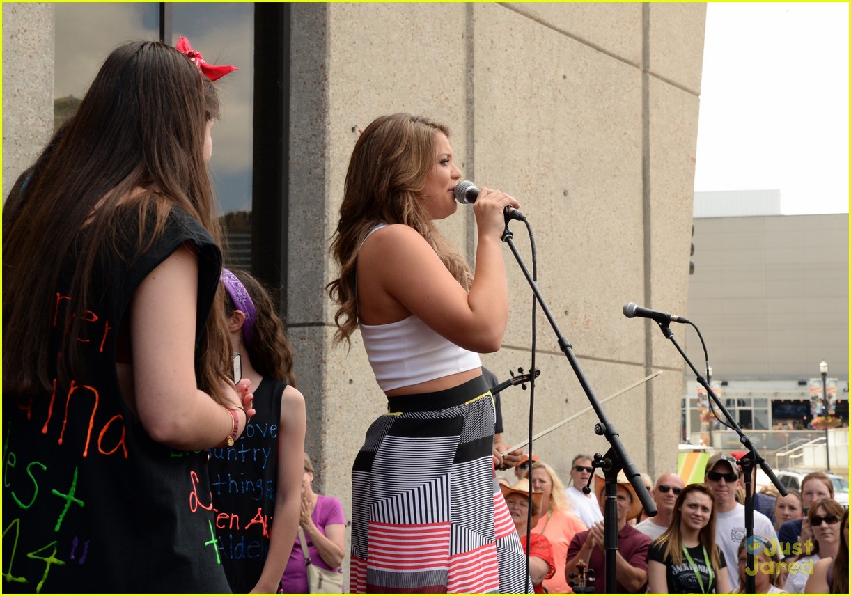 Lauren Alaina Sings 'Georgia Peaches' With Fan During Meet & Greet - Watch Here!