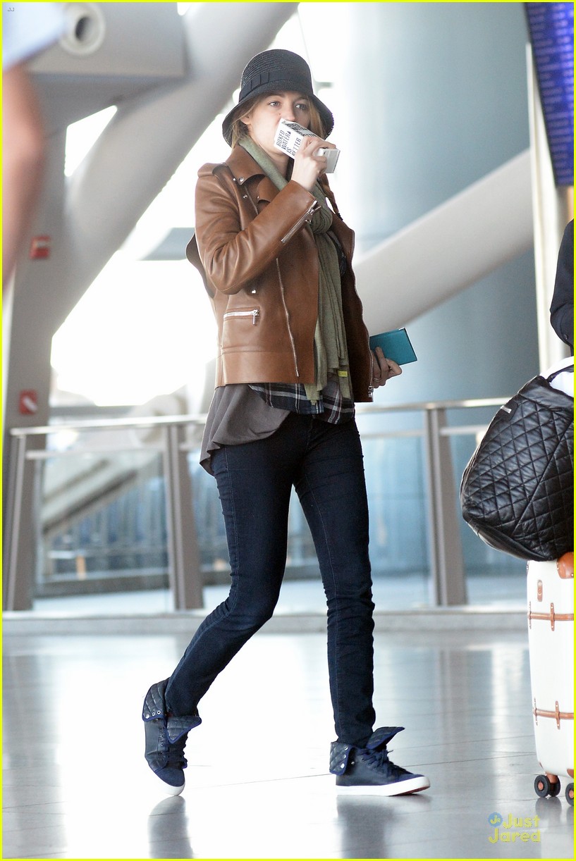 Blake Lively Prefers Boxed Water at JFK Airport!