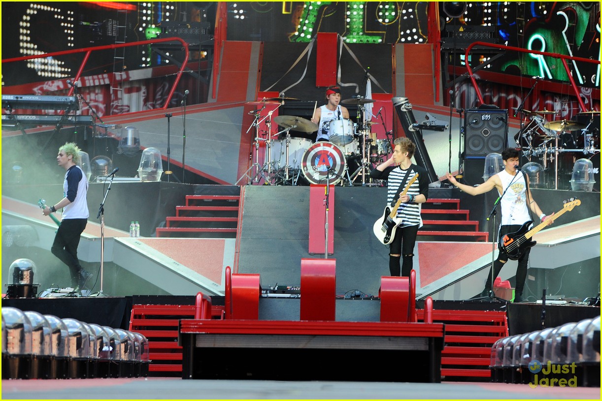 Harry Styles is Not Going Solo Any Tme Soon!