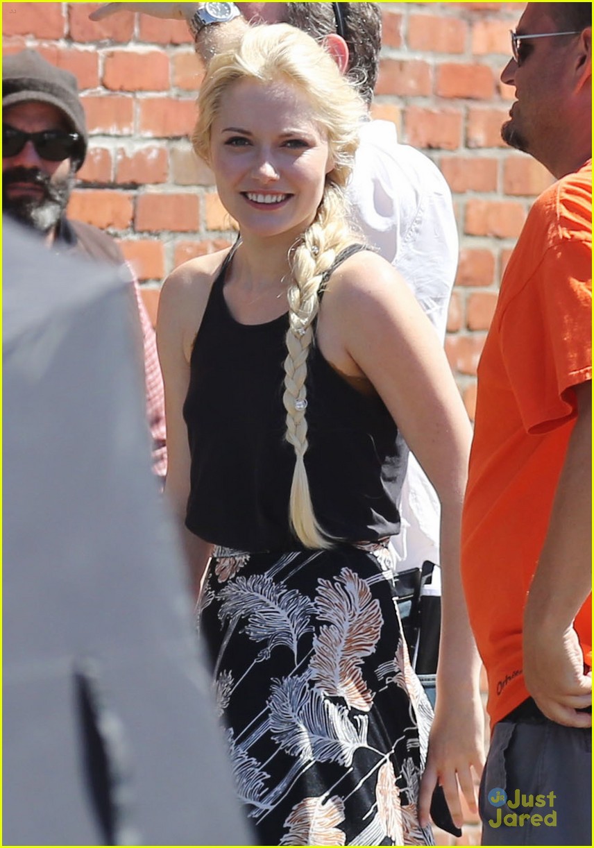 First Look at Georgina Haig as Queen Elsa on 'Once Upon A Time' Set!