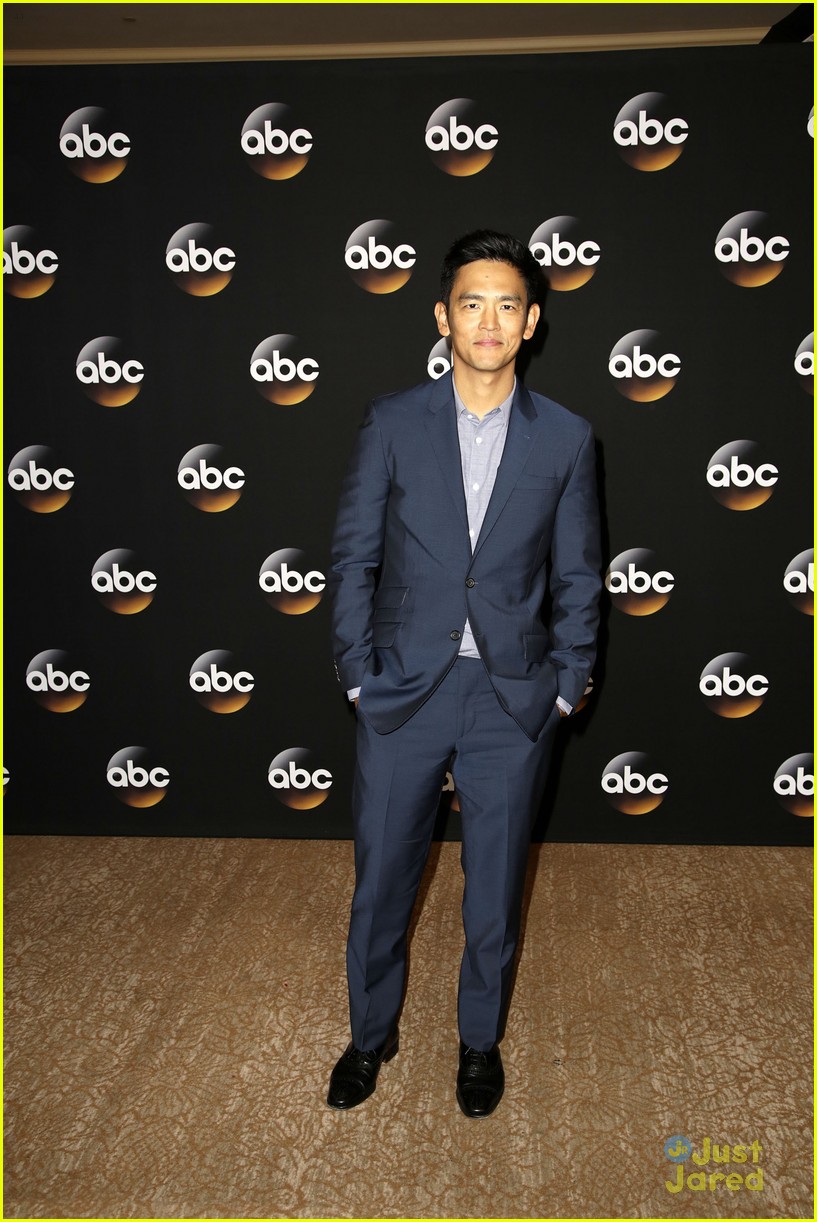 Karen Gillan Takes 'Selfie's at TCAs 2014 with John Cho