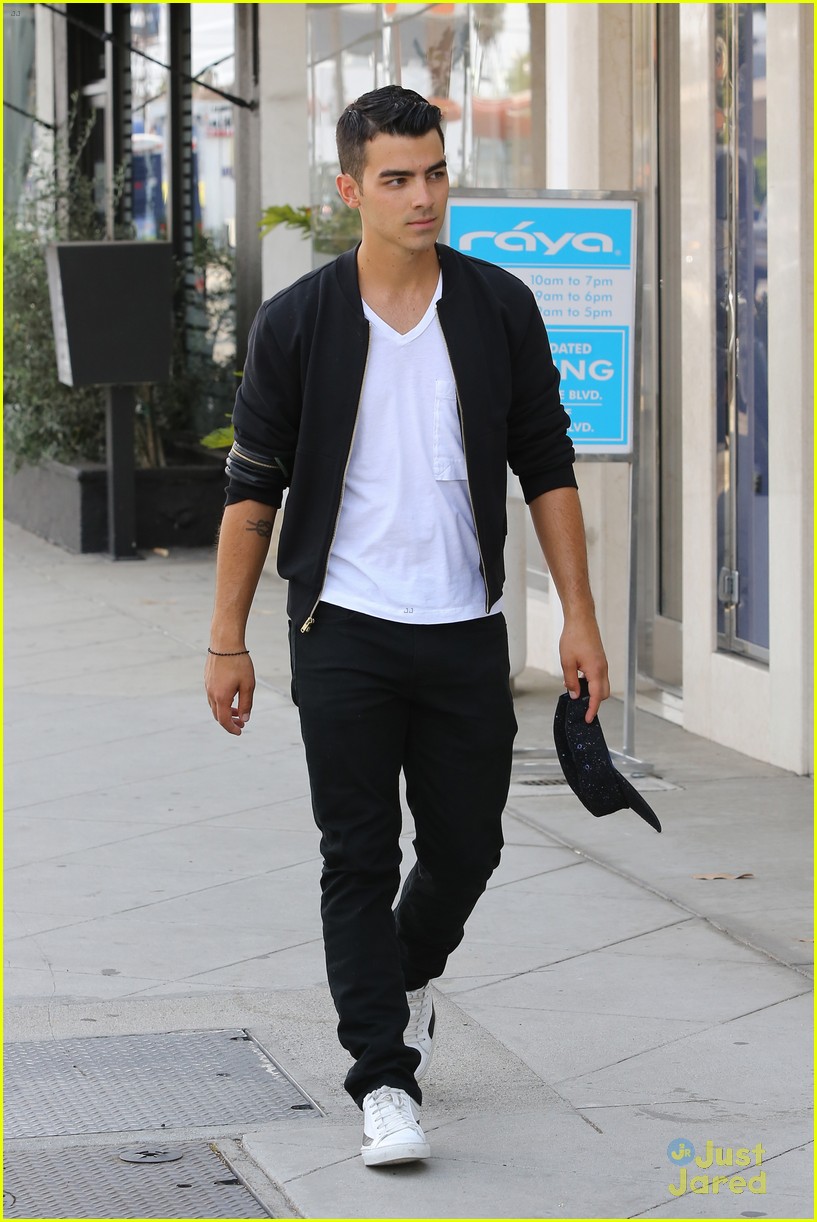 Joe Jonas Looks Super Clean Cut on Solo Shopping Spree