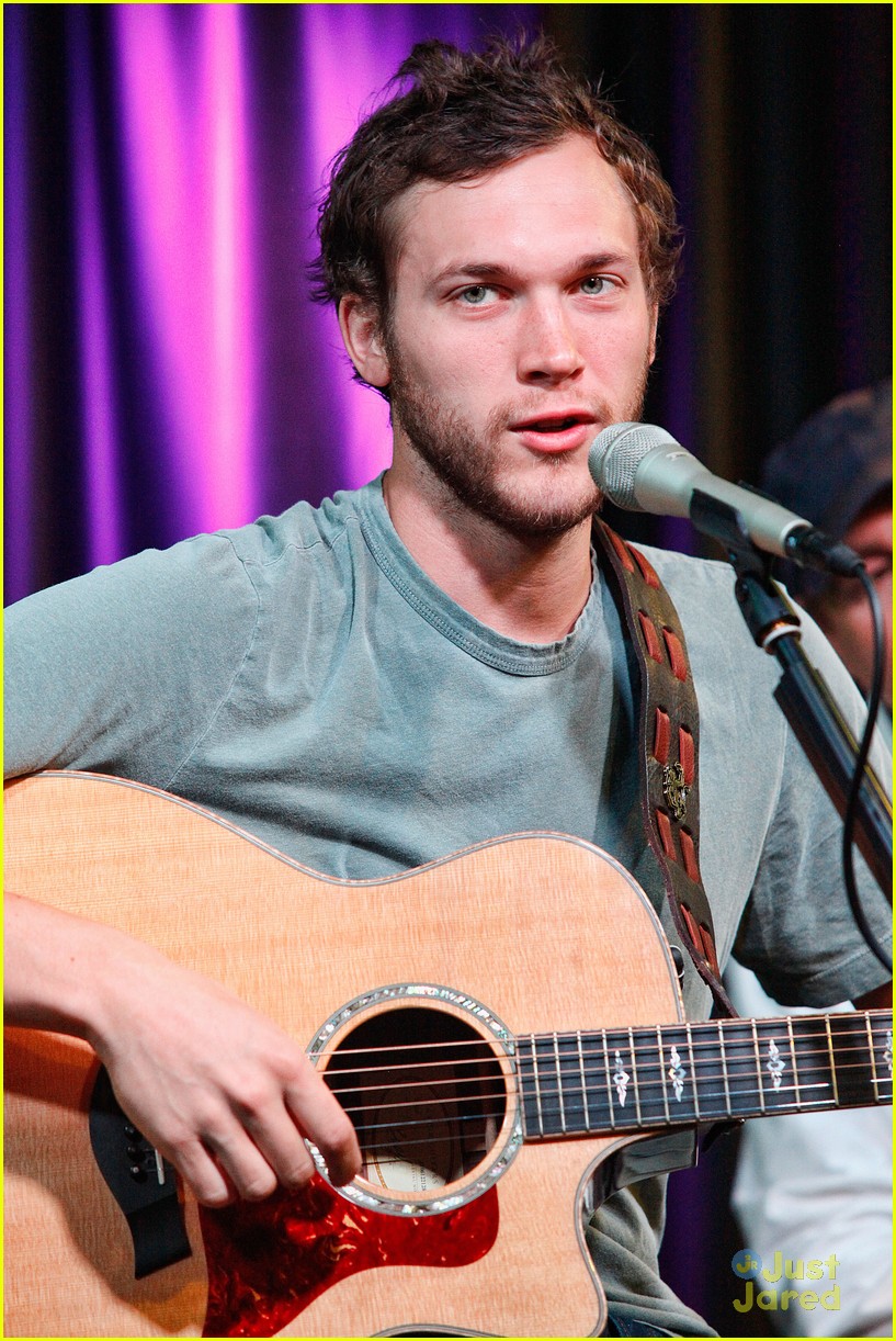 Phillip Phillips is Trying to Power Through Small Throat Problems