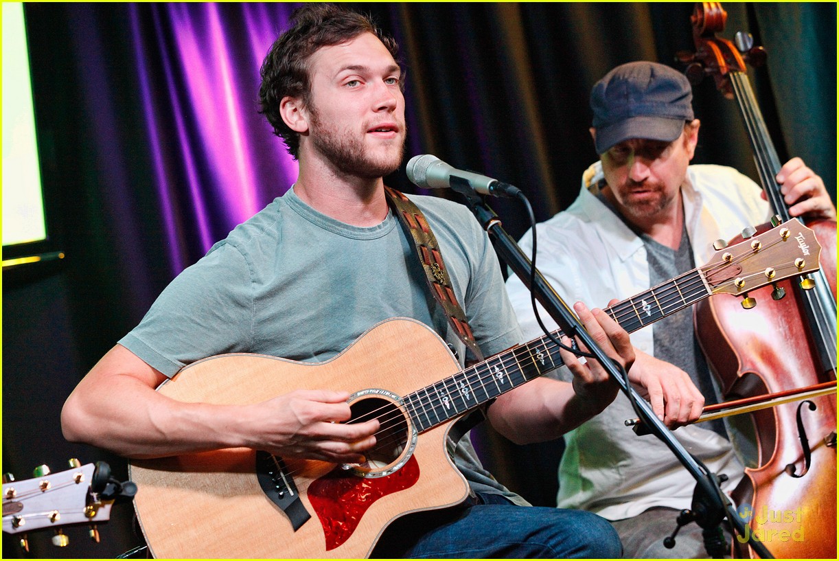 Phillip Phillips is Trying to Power Through Small Throat Problems