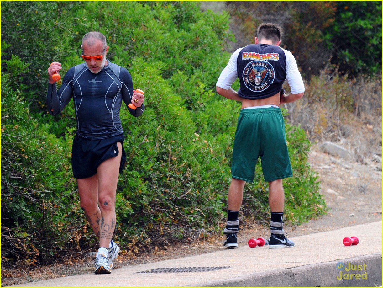 Zac Efron Does a Cardio Workout with New Pal Gianluca Vacchi!