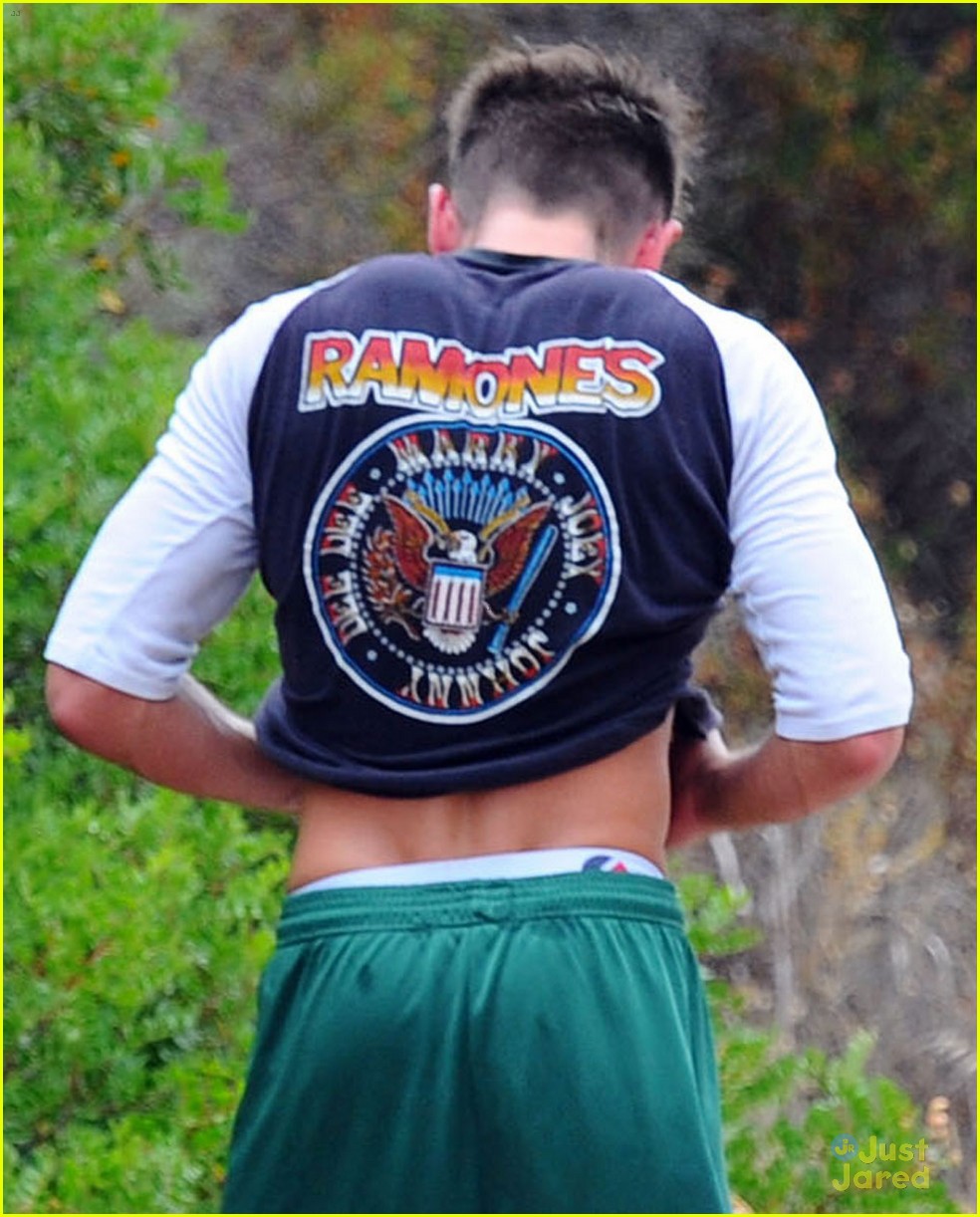 Zac Efron Does a Cardio Workout with New Pal Gianluca Vacchi!