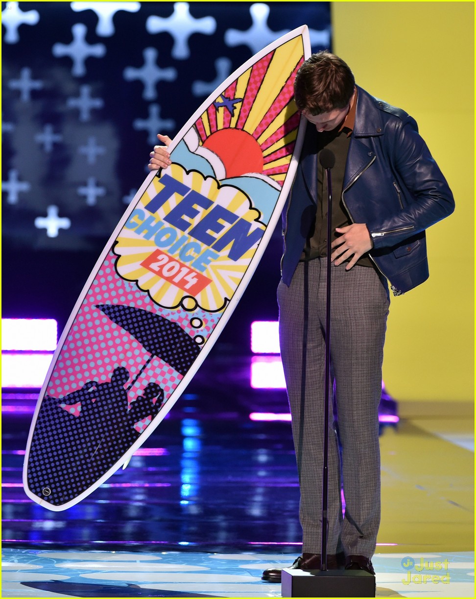Ansel Elgort WINS Choice Drama Movie Actor at Teen Choice Awards 2014!