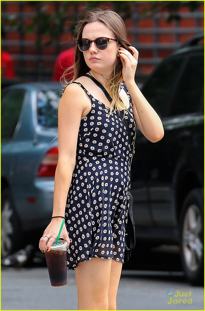 Emily Meade Steps Out After HBO Renews 'The Leftovers'