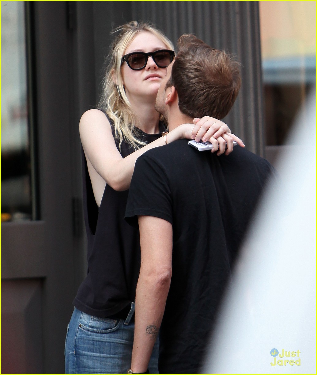 Dakota Fanning & Jamie Strachan Show PDA While Out Shopping; Elle Fanning Hits Up Dance Class