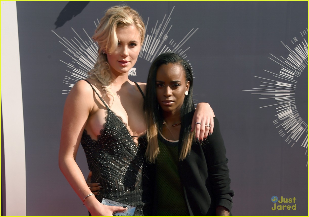 Ireland Baldwin & Girlfriend Angel Haze Keep Close on MTV VMAs Red Carpet 2014