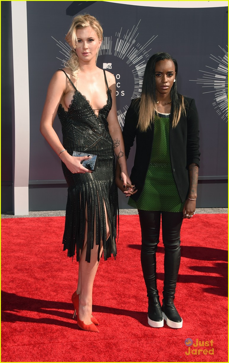 Ireland Baldwin & Girlfriend Angel Haze Keep Close on MTV VMAs Red Carpet 2014