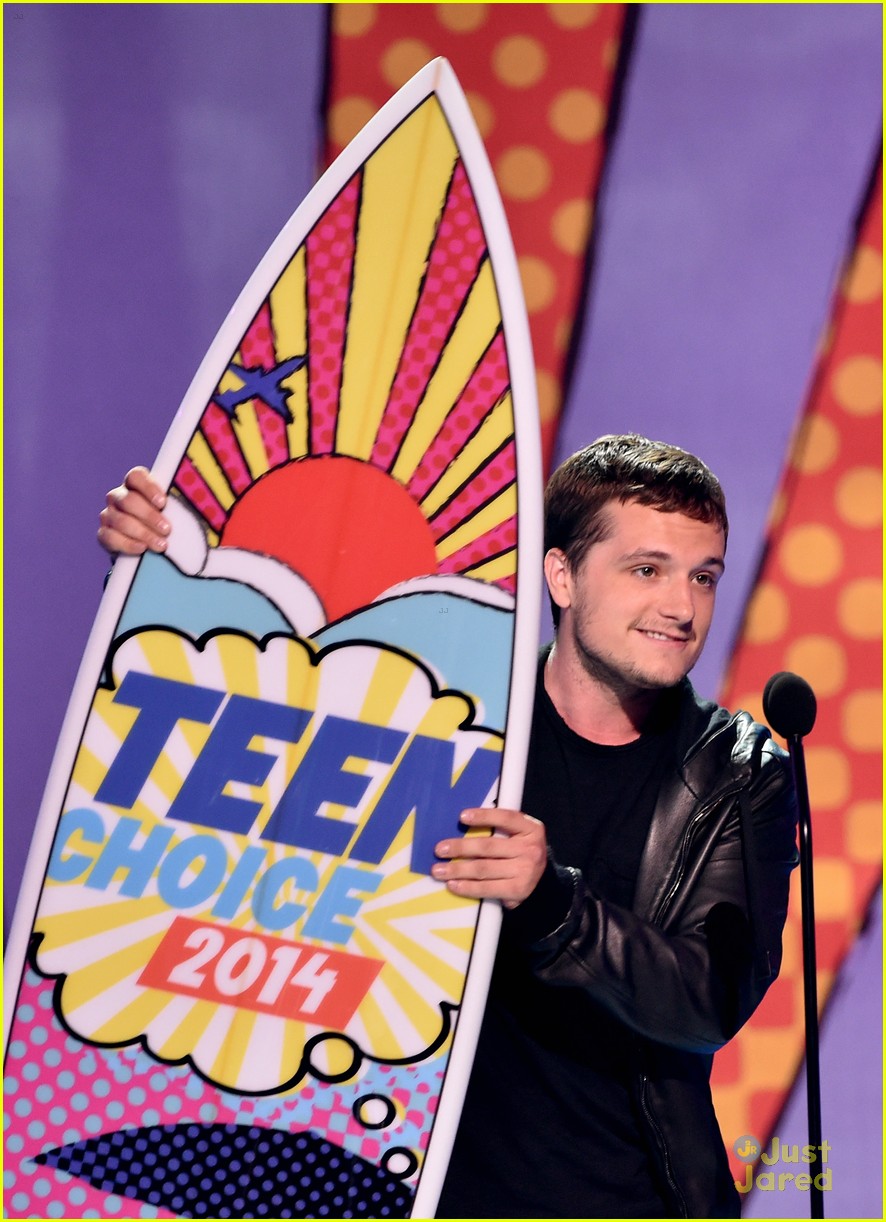 Josh Hutcherson Beat Out A Bunch of Superheroes For Choice Sci-Fi/Fantasy Actor at Teen Choice Awards 2014!
