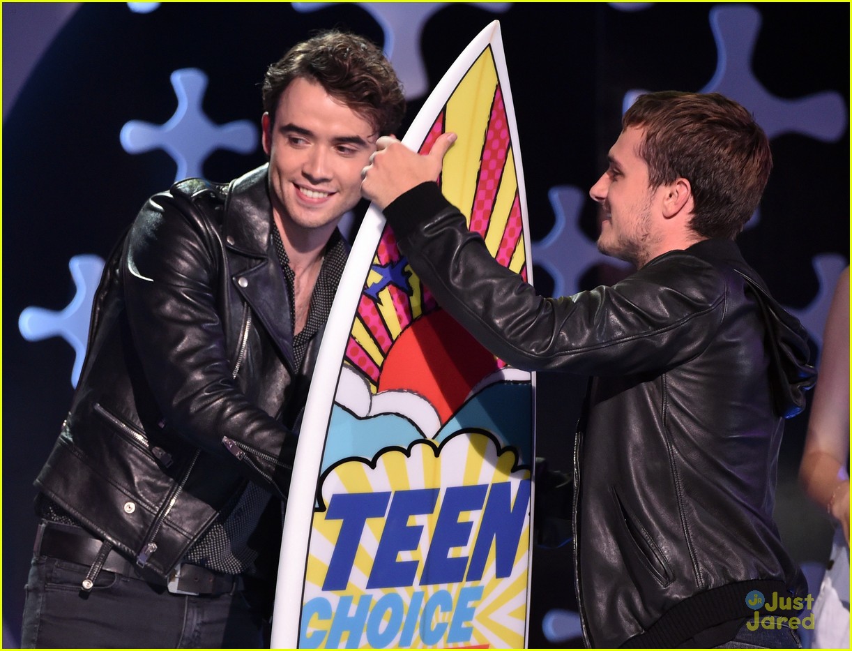 Josh Hutcherson Beat Out A Bunch of Superheroes For Choice Sci-Fi/Fantasy Actor at Teen Choice Awards 2014!