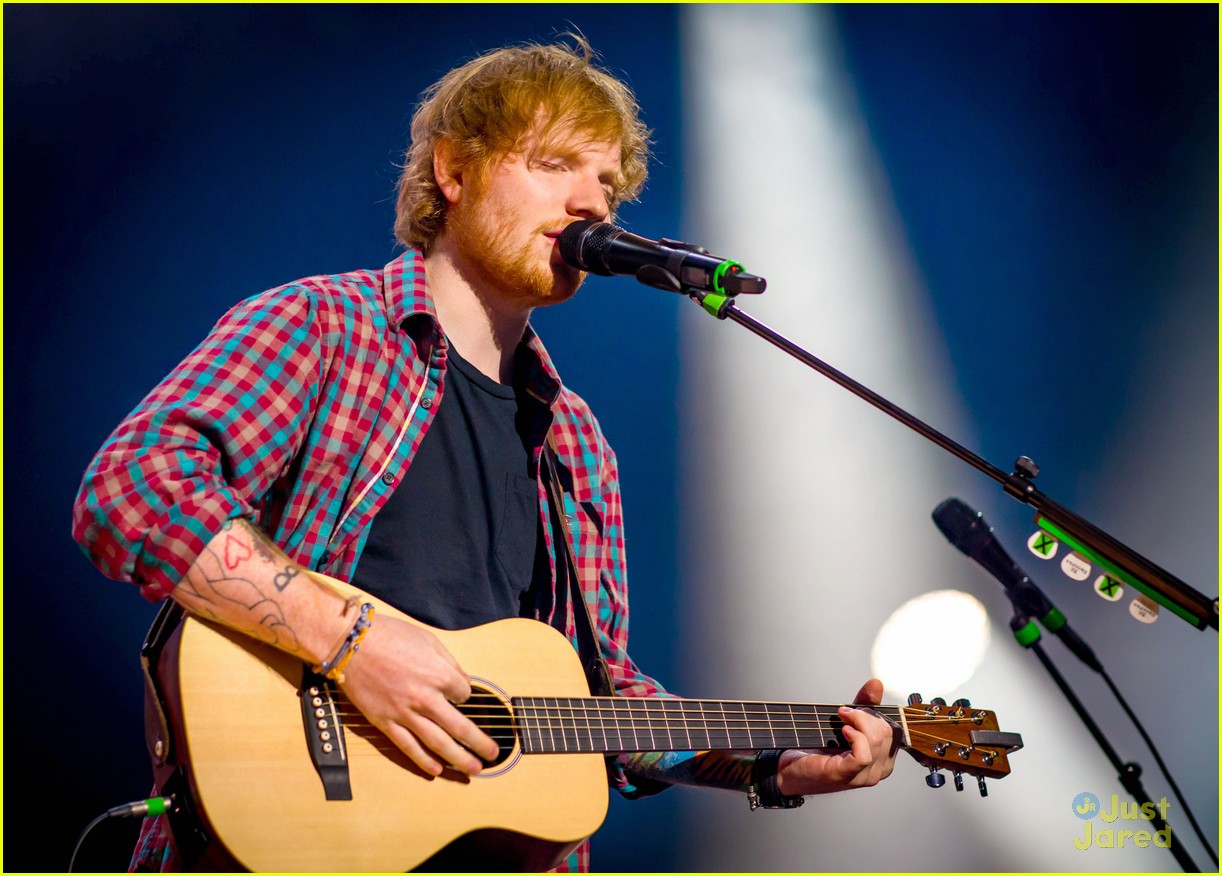 Ed Sheeran Performs for a Giant Crowd in Las Vegas!