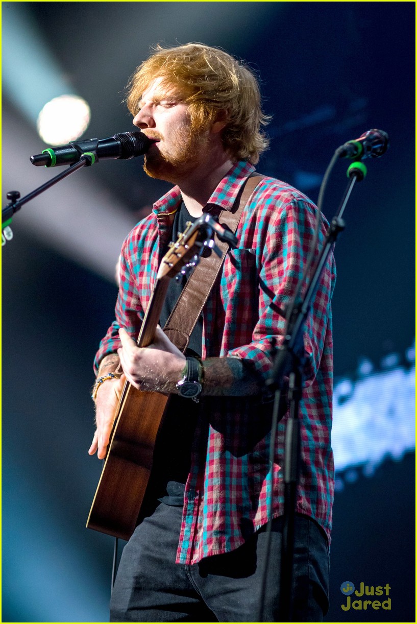 Ed Sheeran Performs for a Giant Crowd in Las Vegas!