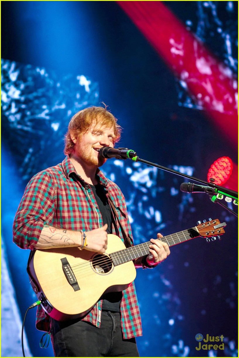 Ed Sheeran Performs for a Giant Crowd in Las Vegas!