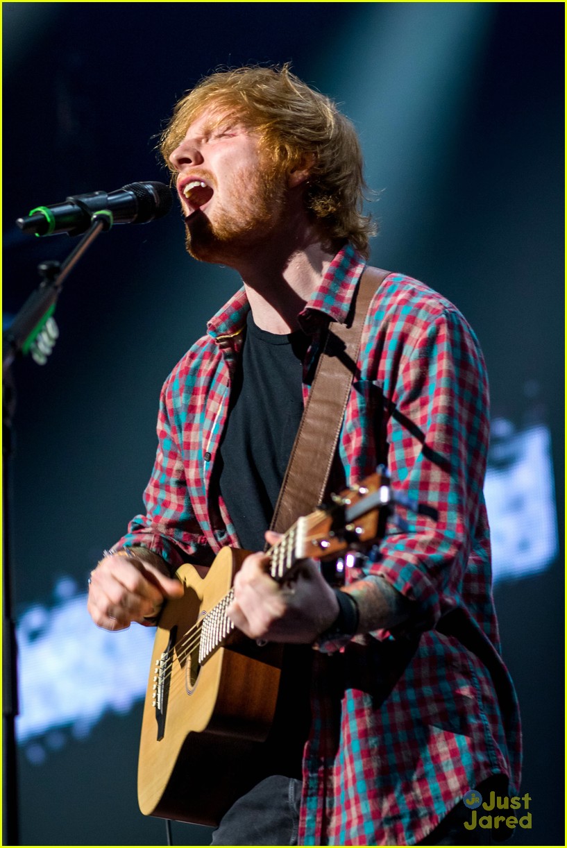 Ed Sheeran Performs for a Giant Crowd in Las Vegas!