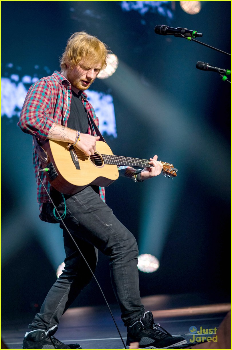Ed Sheeran Performs for a Giant Crowd in Las Vegas!