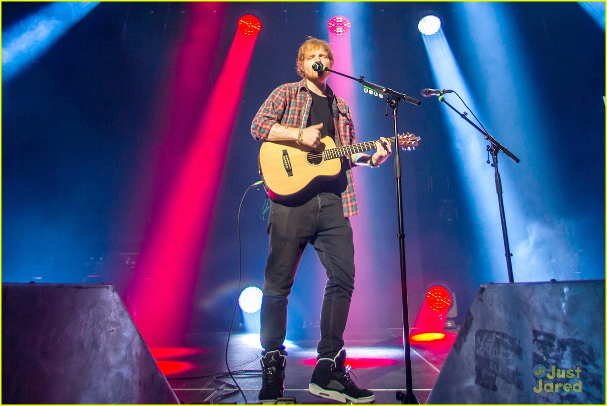 Ed Sheeran Performs for a Giant Crowd in Las Vegas!