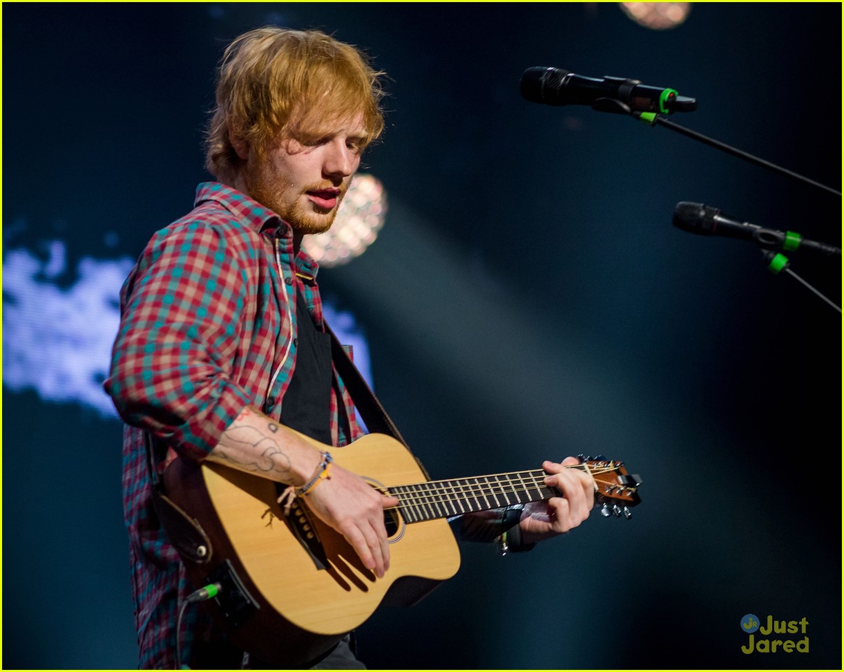 Ed Sheeran Performs for a Giant Crowd in Las Vegas!