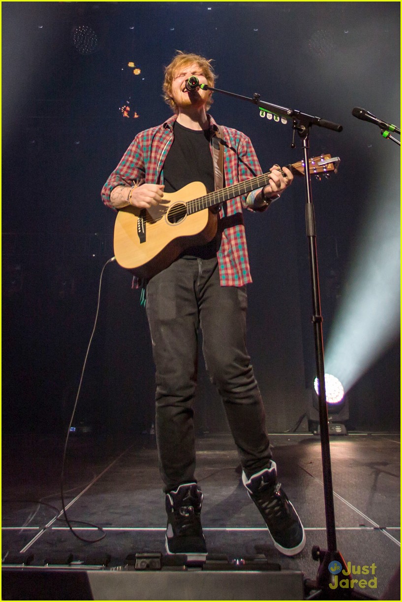 Ed Sheeran Performs for a Giant Crowd in Las Vegas!