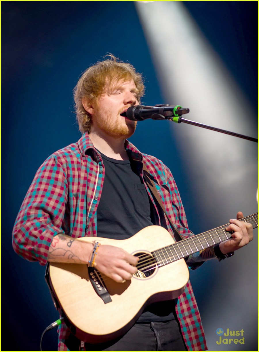 Ed Sheeran Performs for a Giant Crowd in Las Vegas!