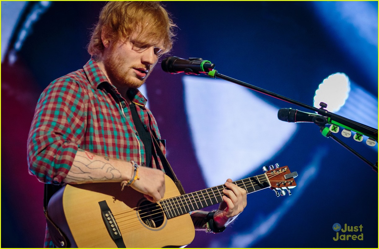 Ed Sheeran Performs for a Giant Crowd in Las Vegas!