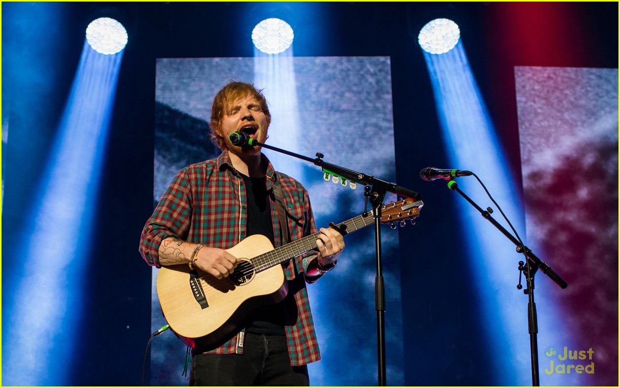Ed Sheeran Performs for a Giant Crowd in Las Vegas!