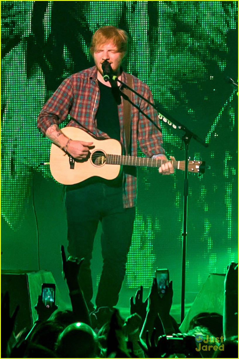 Ed Sheeran Performs for a Giant Crowd in Las Vegas!